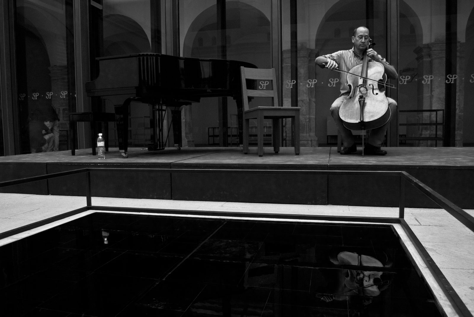 Orlando Espinoza, violonchelista del Cuarteto José White, Oaxaca , México. 2009. Foto: Luis Julio Toro